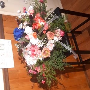 Flowers arrangement for tombstone hugger